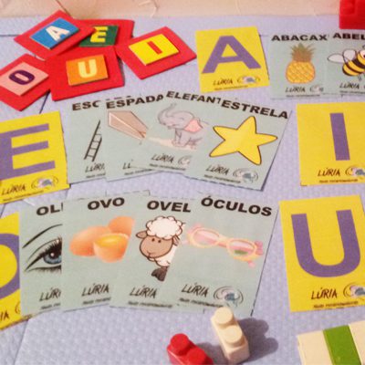 Jogo das Vogais 15 peças com Desenhos e Nomes para Alfabetização - Loopi  Toys : : Brinquedos e Jogos